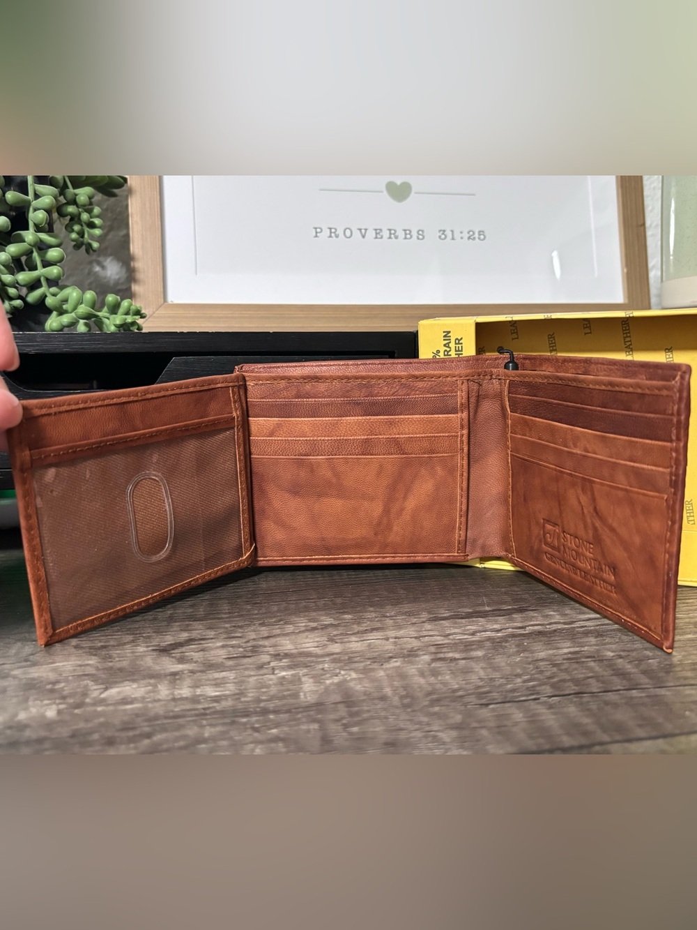 Leather Stone Mountain Tri-Fold Wallet With Gift Box - Picture 4 of 6